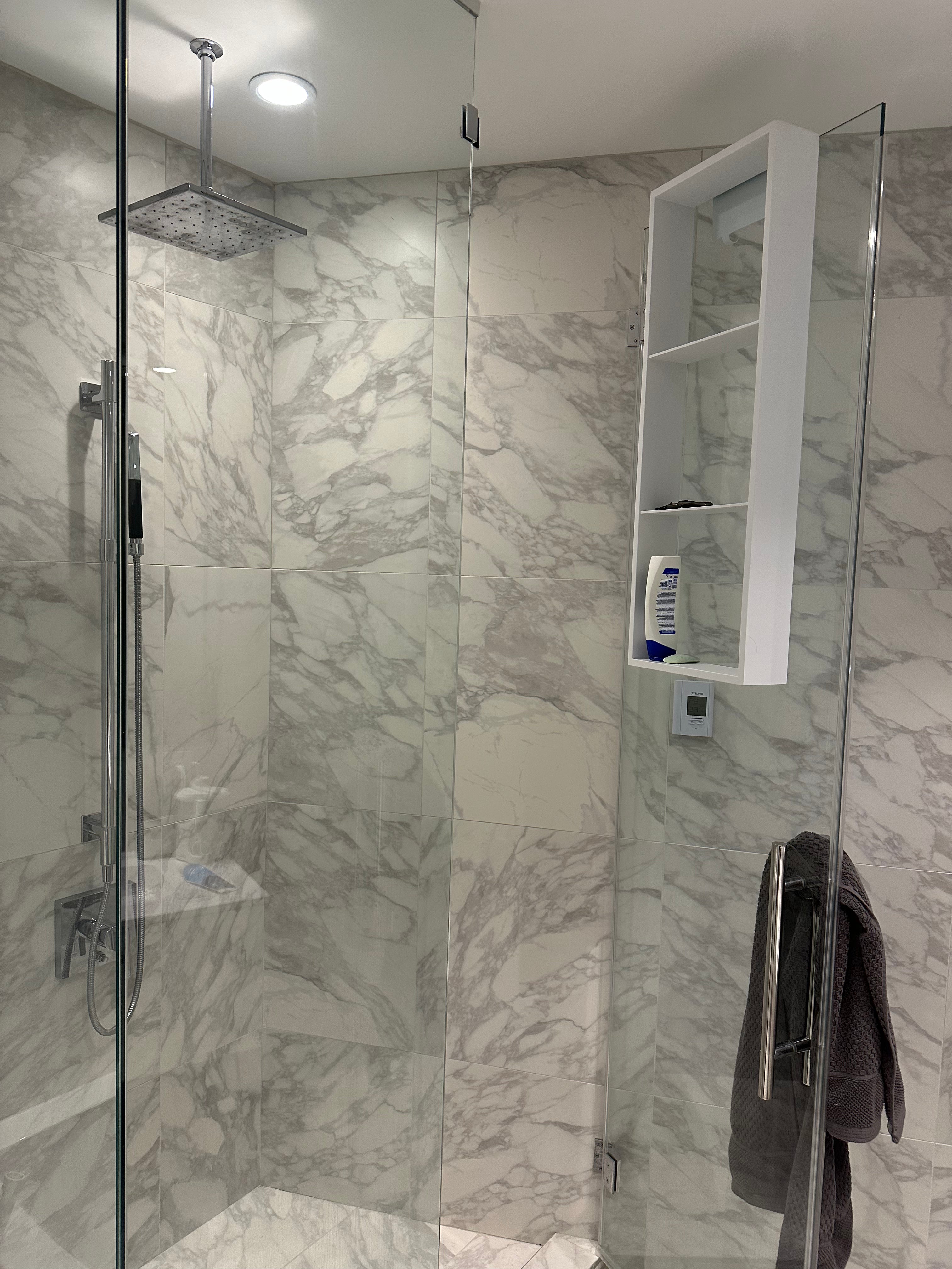 NICHE DE DOUCHE AUTOPORTANTE - 12 X 36" BLANC