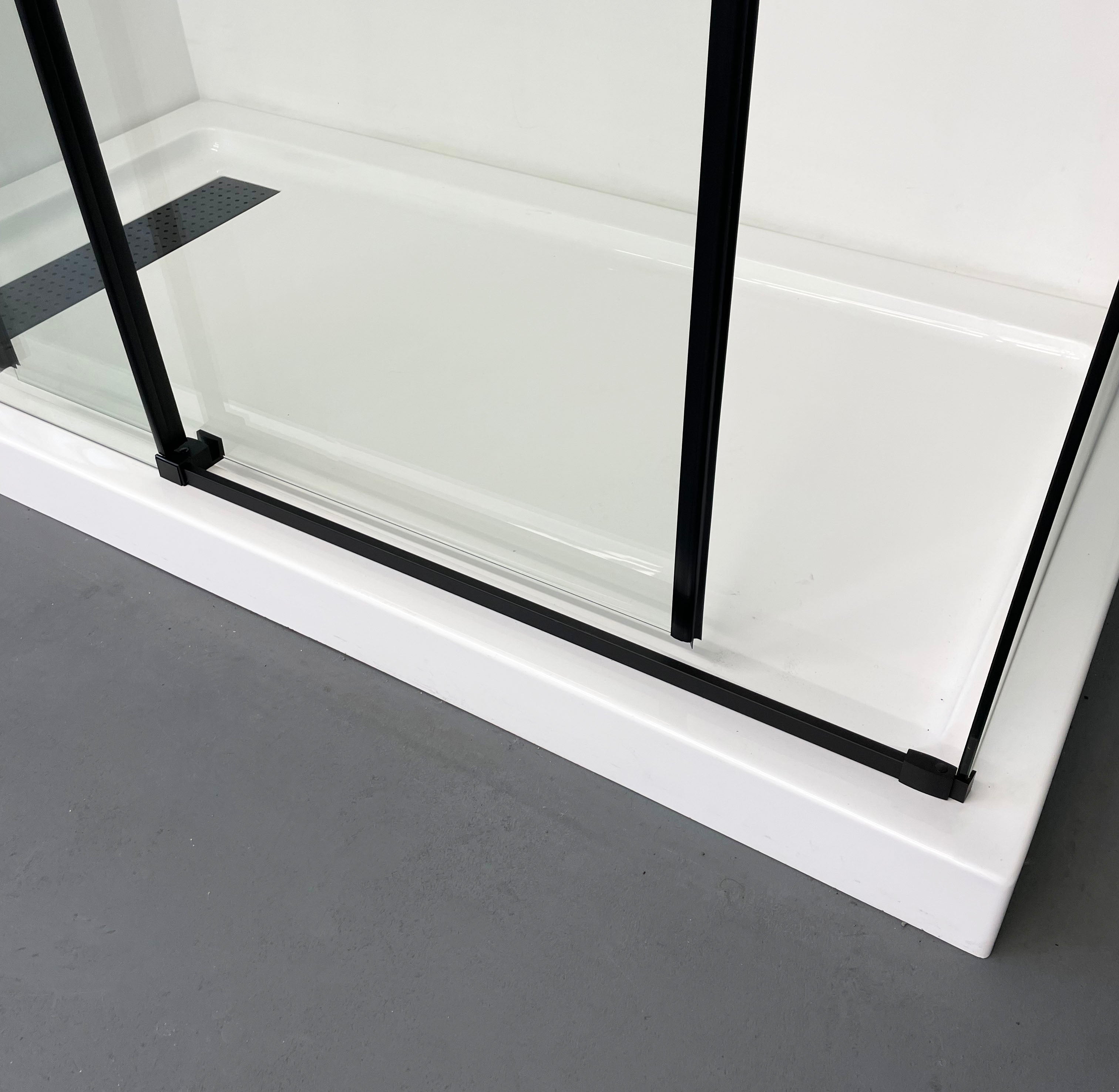 SLIDING DOOR CORNER SHOWER - MATEO 8MM BLACK